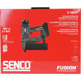 Cloueur sur batterie FUSION F-18XP + 1x Batterie Li-ion 18V SENCO — Cloueur SENCO Fusion F-18XP 15-55 mm dans son carton rouge à poignée noire, de face