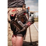Cloueur sur batterie FUSION F-18XP + 1x Batterie Li-ion 18V SENCO — Cloueur SENCO Fusion F-18XP 15-55 mm porté à la ceinture porte-outils en cuir, en extérieur