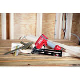 Cloueur pneumatique FINISHPRO 30XP DUAL/RESTR SENCO — Cloueur SENCO FinishPro 30XP 25-50 mm posé sur des planches en atelier, deux bandes de clous à côté
