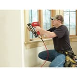 Cloueur pneumatique FINISHPRO 42XP ,5 mm DUAL/RESTR SENCO — Cloueur SENCO FinishPro 42XP 32-63,5 mm en main pour clouer l'encadrement bois d'une fenêtre en chantier