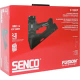 Cloueur sur batterie FUSION F-15XP + 1x Batterie Li-ion 18V SENCO — Cloueur SENCO Fusion F-15XP 18 V 32-63,5 mm dans son carton rouge fermé à poignée noire