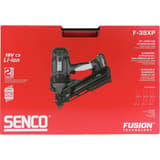 Cloueur sur batterie FUSION F-35XP + 2 batteries 4Ah SENCO — Cloueur SENCO Fusion F-35XP 50-90 mm dans son carton rouge fermé à poignée noire, garantie 2 ans