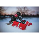 Cloueur sur batterie FUSION F-35XP + 2 batteries 4Ah SENCO — Cloueur SENCO Fusion F-35XP 50-90 mm posé dans la neige au crépuscule, boîtes de clous à côté