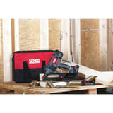 Cloueur sur batterie FUSION F-35XP + 2 batteries 4Ah SENCO — Cloueur SENCO Fusion F-35XP 50-90 mm posé sur une palette en atelier, sac de transport et bandes de clous