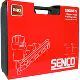 Cloueur pneumatique S900FN 90 mm 2,8-3,1 SENCO — Cloueur SENCO S900FN 55-90 mm dans sa mallette noire sous manchon carton rouge Semi Pro Series
