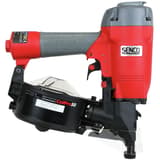 Cloueur rouleau construction pneumatique CoilPRO50 SENCO — Cloueur à rouleau SENCO CoilPro50 de trois quarts magasin à gauche, capot fumé et étiquette technique