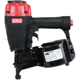 Cloueur rouleau bardage pneumatique S65CNP SENCO — Cloueur à rouleau bardage SENCO S65CNP de profil, magasin rond noir et bouchon d'échappement rouge