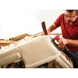 Agrafeuse pneumatique SFW09 C SENCO — Agrafeuse SENCO SFW09 C 6-16 mm en main pour agrafer une toile beige sur un fauteuil en réfection