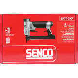 Agrafeuse pneumatique SFT10XP C SENCO — Agrafeuse SENCO SFT10XP C 4-16 mm dans son carton rouge de face, garantie 5 ans et couronne C