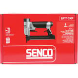 Agrafeuse pneumatique SFT10XP E SENCO — Agrafeuse SENCO SFT10XP E 6-16 mm dans son carton rouge de face, garantie 5 ans et couronne E
