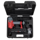 Agrafeuse pneumatique SLS18L MG Magnésium SENCO — Coffret SENCO SLS18L Mg ouvert : agrafeuse pneumatique calée dans la mousse, raccords rapides, clé et notice