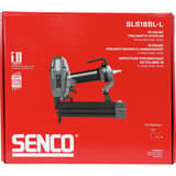 Agrafeuse Semi-Pro pneumatique SLS18BL-L SENCO — Agrafeuse SENCO SLS18BL-L 12-38 mm dans son carton rouge, de face, agrafeuse pneumatique grise imprimée