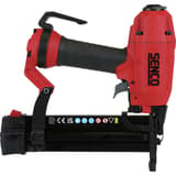 Agrafeuse Semi-Pro pneumatique SLS18BL-L SENCO — Agrafeuse SENCO SLS18BL-L 12-38 mm de profil côté gauche, bandeau de pictogrammes et poussoir rouge