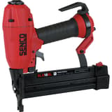Agrafeuse Semi-Pro pneumatique SLS18BL-L SENCO — Agrafeuse SENCO SLS18BL-L 12-38 mm de trois quarts sur fond blanc, magasin noir étiqueté et poussoir rouge
