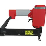 Agrafeuse pneumatique SKSXP-L, agrafeuse à fil moyen, double SENCO — Agrafeuse SENCO SKS XP L12-17 de profil côté droit, étiquette de danger jaune sur le long magasin noir