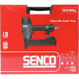 Agrafeuse pneumatique SLS18M MG Magnesium SENCO — Agrafeuse SENCO SLS18M Mg 12-38 mm dans son carton rouge à poignée noire, de face sur fond blanc
