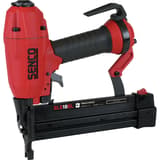 Agrafeuse pneumatique SLS18BL-M SENCO — Agrafeuse SENCO SLS18BL-M 12-38 mm de trois quarts en légère plongée, magasin noir et gâchette