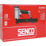 Agrafeuse pneumatique SLS20XP-M DUAL/RESTR SENCO — Agrafeuse SENCO SLS20XP-M 12-38 mm dans son carton rouge de trois quarts, mentions trilingues