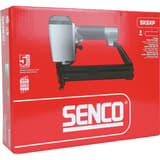Agrafeuse pneumatique SKS XP M12-17 SENCO — Agrafeuse SENCO SKS XP M12-17 dans son carton rouge de trois quarts, mentions trilingues et agrafe cotée