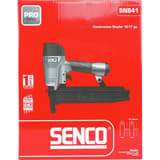 Agrafeuse pneumatique SNS41 Dual SENCO — Agrafeuse SENCO SNS41 25-50 mm dans son carton rouge de face, pictogrammes de deux agrafes cotées