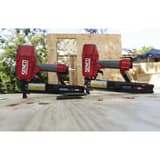 Agrafeuse pneumatique NS20BXP SENCO — Agrafeuses SENCO NS20BXP 25-50 mm posées sur un panneau bois avec raccords d'air bleus en extérieur
