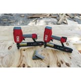 Agrafeuse pneumatique NS20BXP SENCO — Deux agrafeuses SENCO NS20BXP 25-50 mm sur un panneau bois clair, bandes d'agrafes au premier plan