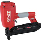 Agrafeuse pneumatique APP SNS 50XP-N Dual SENCO — Agrafeuse SENCO SNS 50XP-N 32-63 mm de trois quarts, poignée grise à picots et gâchette