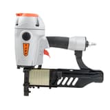 Agrafeuse à agrafes larges 32 à 64 mm PQZ-64 TJEP — Agrafeuse pneumatique TJEP PQZ-64 de profil, magasin noir ajouré garni d'agrafes, gâchette orange et raccord d'air rapide à l'arrière de la poignée