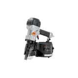 Cloueur à rouleau haute pression pneumatique PC-90, 45 à 90 mm TJEP — Cloueur à rouleau haute pression TJEP PC 90 HP de trois quarts avant, capot noir d'échappement en tête, nez de tir dégagé et carter aluminium gris