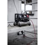 Compresseur HAUTE PRESSION 9/20 2x4,5l - 42 bar TJEP — Compresseur TJEP 9/20 HP posé sur un plateau d'échafaudage, ses deux cuves accolées bien visibles et le flexible rouge qui plonge vers le sol