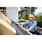 Marteau agrafeur manuel Marteau agrafeurJ-033 NOVUS — NOVUS marteau agrafeur J-033 — agrafage d'un écran de sous-toiture sur chevron, chantier sous échafaudage