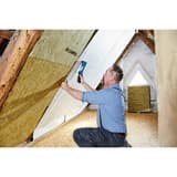 Marteau agrafeur manuel Marteau agrafeur J-044 NOVUS — NOVUS marteau agrafeur J-044 — pose d'un pare-vapeur blanc sur laine minérale dans un comble aménagé