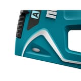 Agrafeuse manuelle J-15 NOVUS — NOVUS agrafeuse manuelle J-15 — macro du corps turquoise, liseré blanc et pastille striée du carter