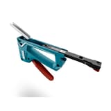 Agrafeuse manuelle J-11 NOVUS — NOVUS agrafeuse manuelle J-11 — trois quarts, chargeur entièrement sorti et barrette d'agrafes au-dessus