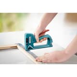 Agrafeuse manuelle J-11 NOVUS — NOVUS agrafeuse manuelle J-11 — en main, agrafage d'une toile sur un châssis en bois