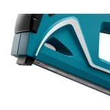 Agrafeuse manuelle J-17 NOVUS — NOVUS agrafeuse manuelle J-17 — dessous du corps turquoise et rail du magasin en contre-plongée