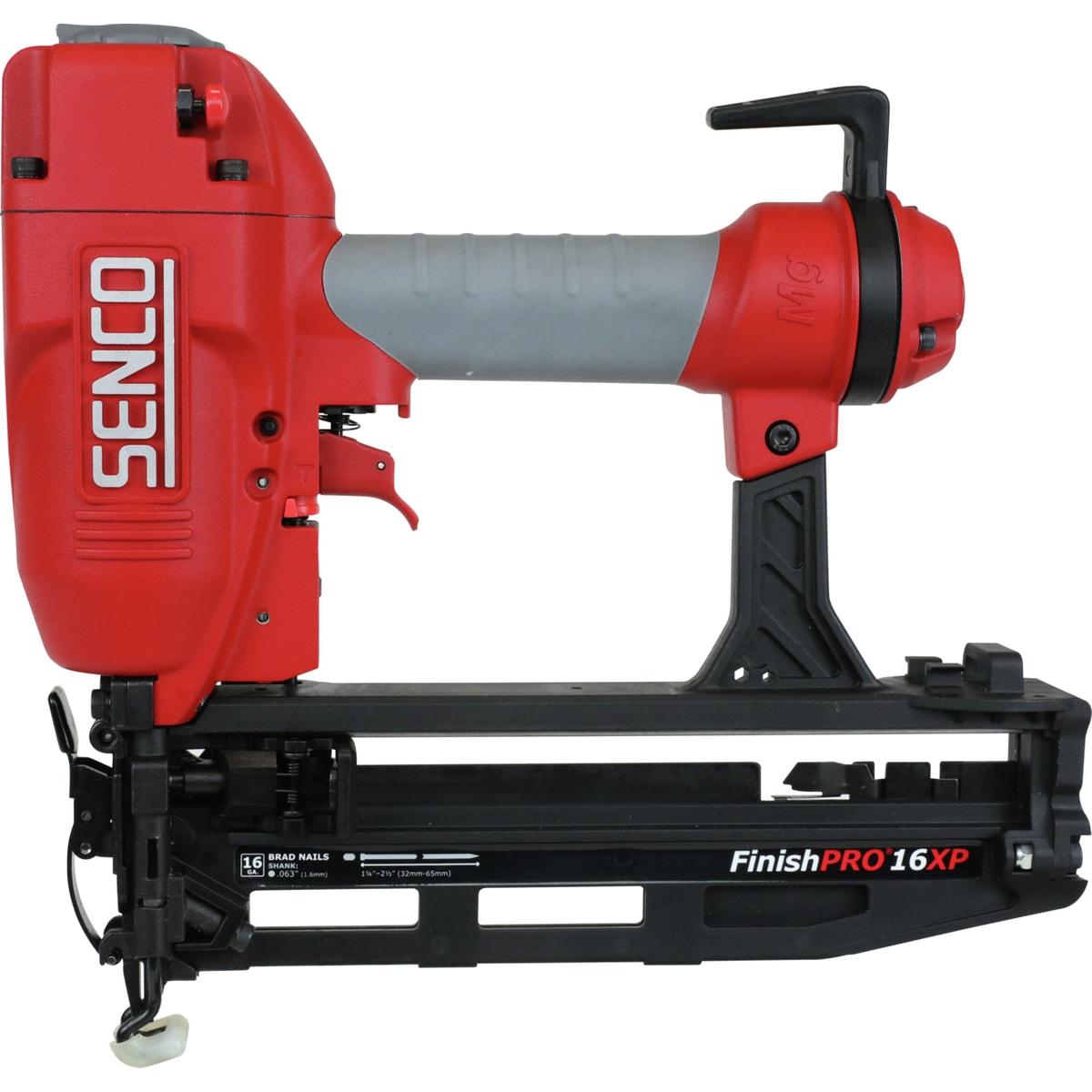Cloueur SENCO FinishPro 16XP 32-65 mm de profil, long magasin noir ajouré et patin blanc au nez