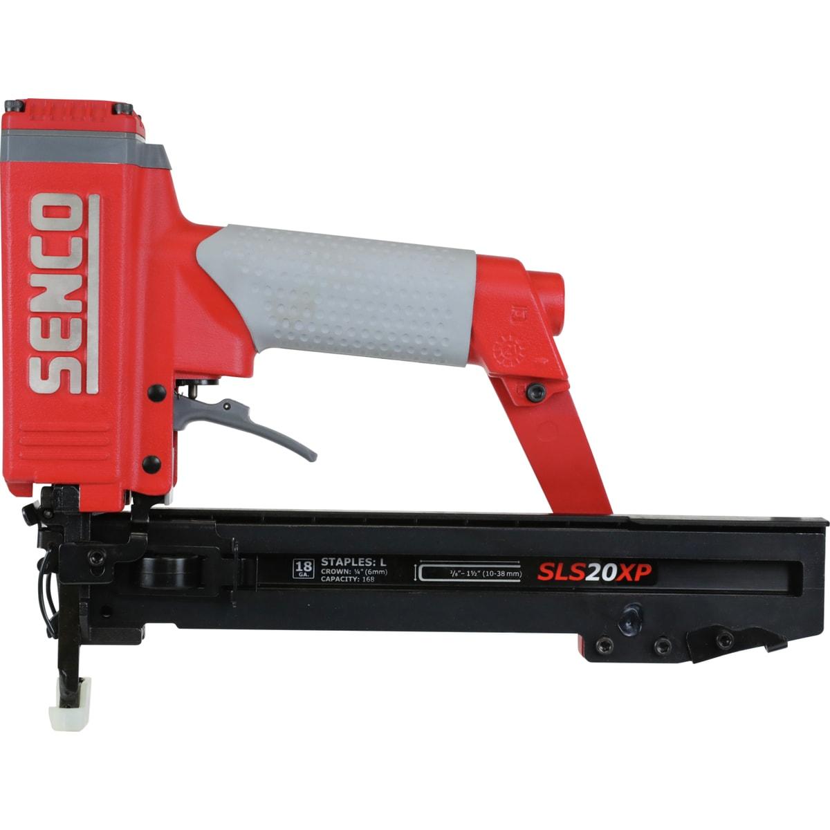 Agrafeuse SENCO SLS20XP-L 12-38 mm de profil sur fond blanc, poignée grise à picots et long magasin noir