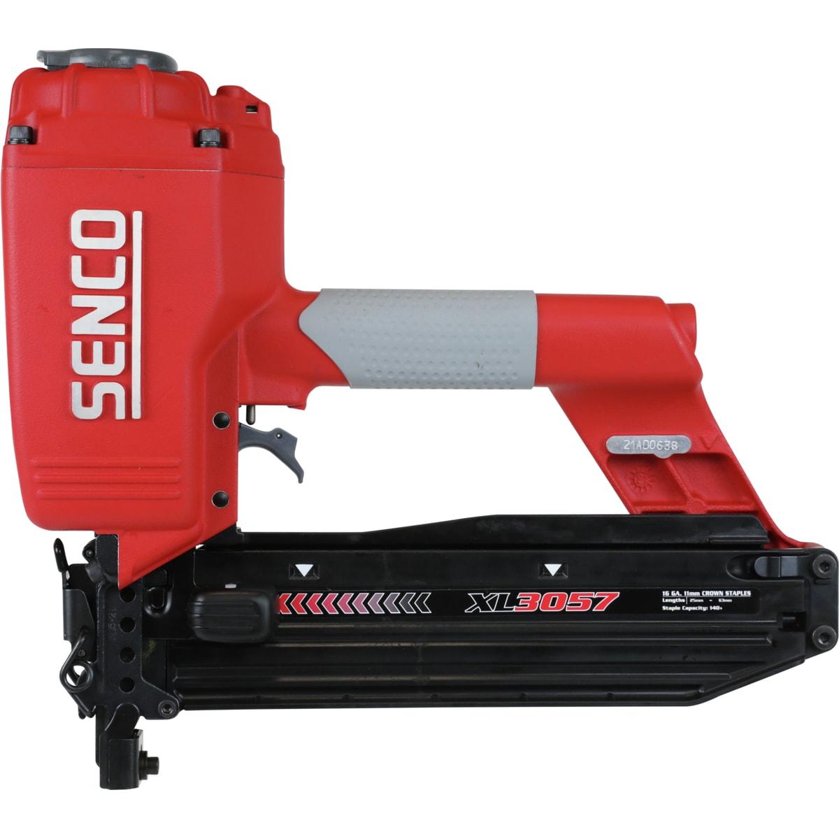 Agrafeuse SENCO SNS 50XP-N 32-63 mm de profil gauche, magasin noir à chevrons rouges