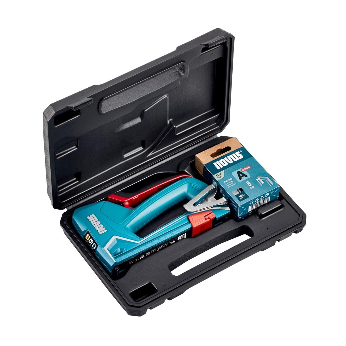 NOVUS agrafeuse J-50 en coffret — coffret ouvert, outil calé et boîte d'agrafes type A 53/8 de 8 mm