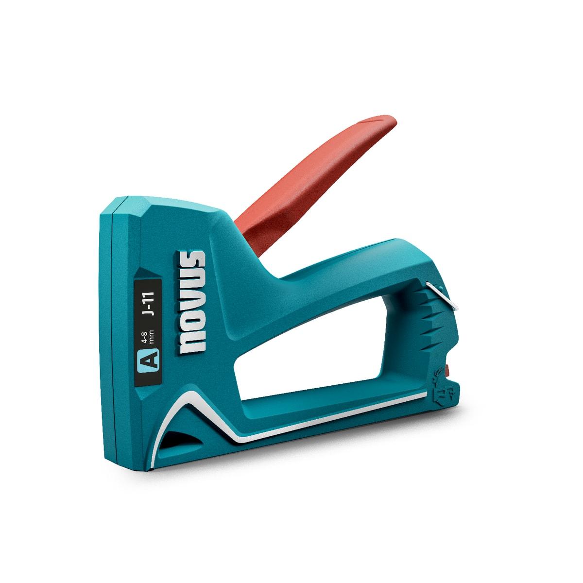 NOVUS agrafeuse manuelle J-11 — corps turquoise, poignée rouge, agrafes A de 4 à 8 mm